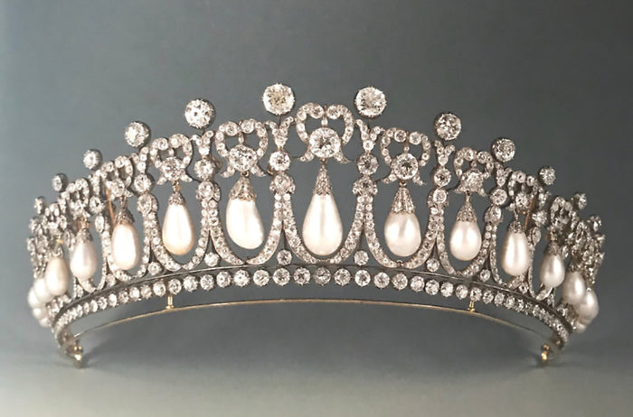 The Wide World of Pearls, Our 72nd Issue: The Queen's Royal Love Affair with Pearls