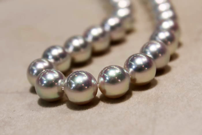 The Wide World of Pearls, Our 84th Issue: Exploring Pearl Luster