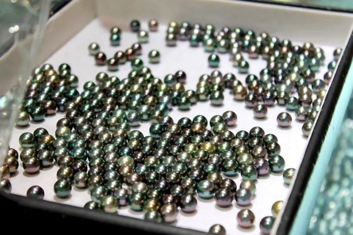 The Wide World of Pearls, Our 126th Issue: What Are Tahitian Pearl Overtones?