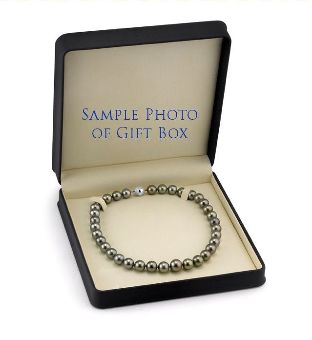 3,354 Pearl Necklace Gift Box Stock Photos - Free & Royalty-Free Stock  Photos from Dreamstime